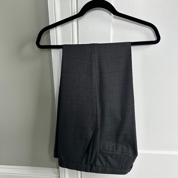 Hugo Boss Dark Gray Suit with Light Red Window Pane Design - Picture 2 of 4